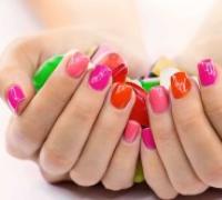 Как накрасить ногти разноцветными лаками